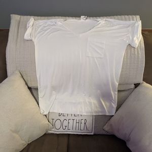 Sew in Love V-neck short sleeve basic pocket tee 🤍